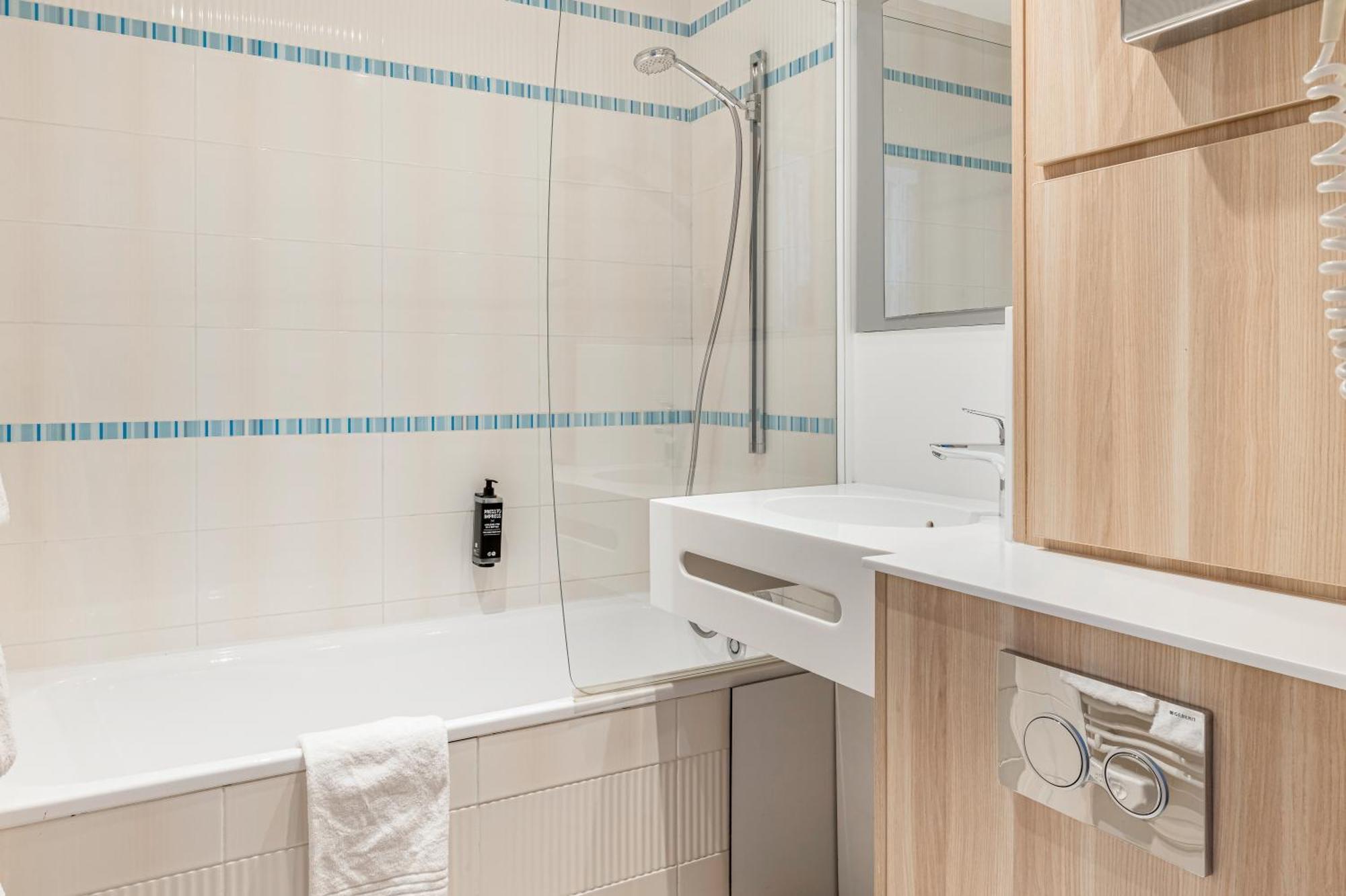 Ibis Styles Annecy Centre Gare Hotel Bagian luar foto